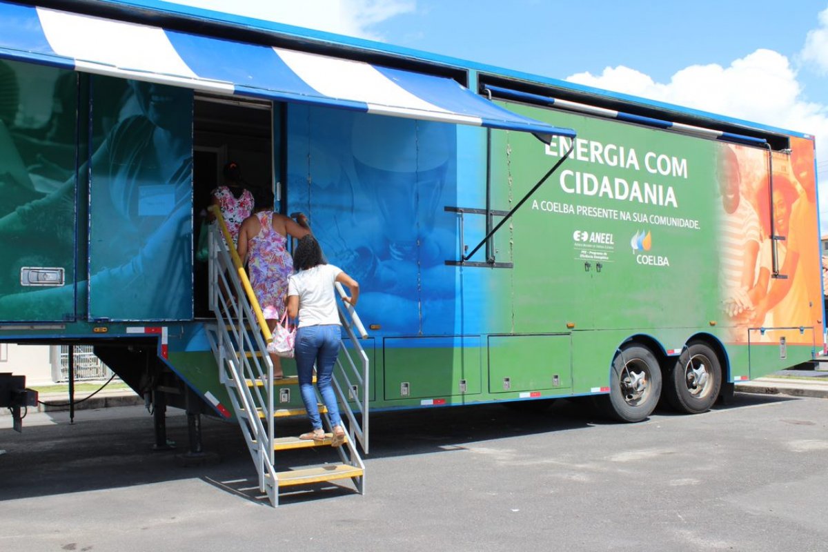 Coelba oferece ação itinerante de troca de lâmpadas para moradores de cidades do norte da Bahia