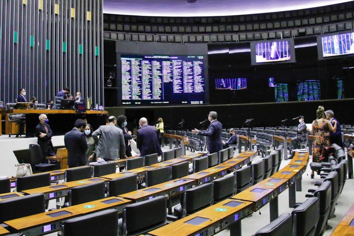 Deputados estaduais vão ganhar 19 vezes mais que renda média de trabalhadores