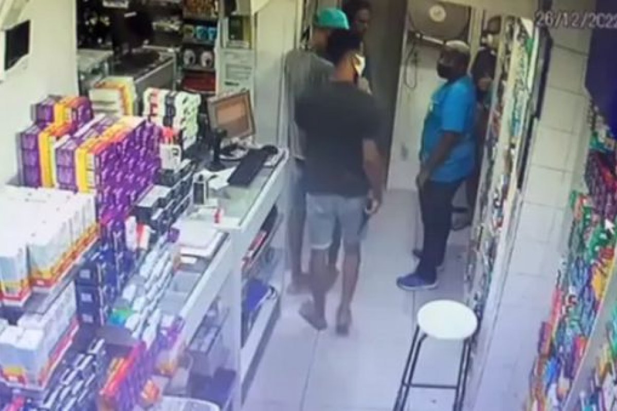Homens armados assaltam farmácia e saqueiam clientes em Salvador