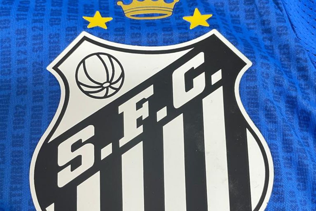 Santos divulga nova camisa com homenagem a Pelé