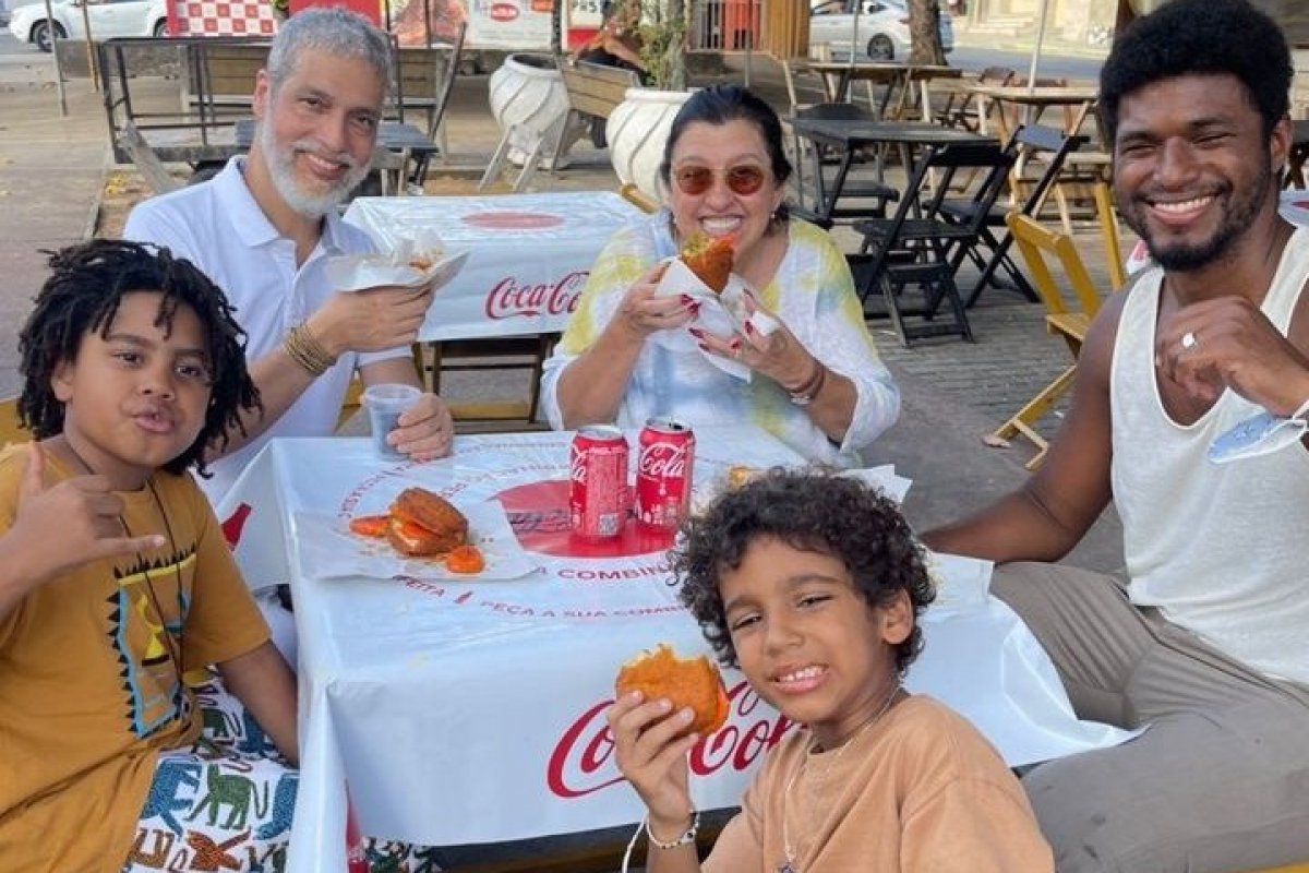 Regina Casé chega com a família em Salvador para temporada de férias!