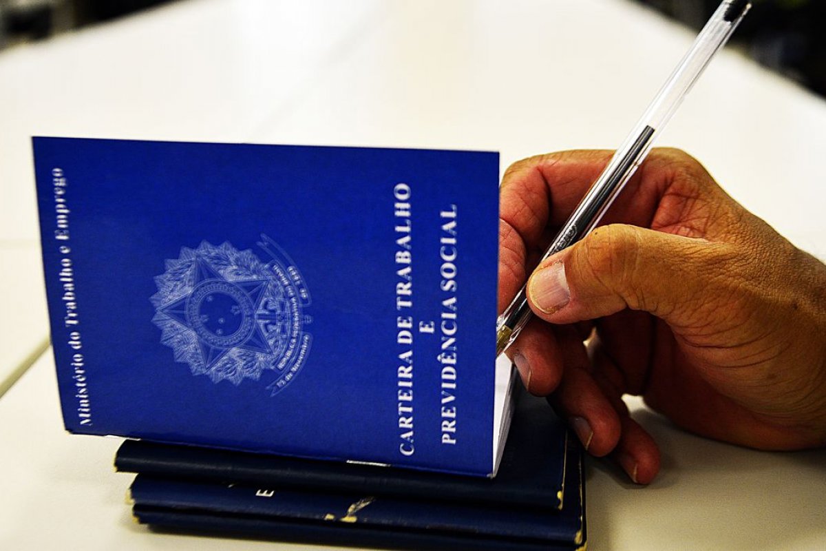 Brasil abre quase 136 mil vagas de emprego formal em novembro, aponta Caged
