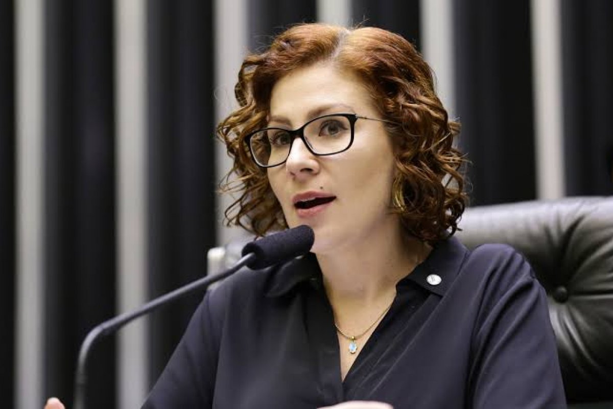 Carla Zambelli entrega arma à polícia e recorre de decisão do STF