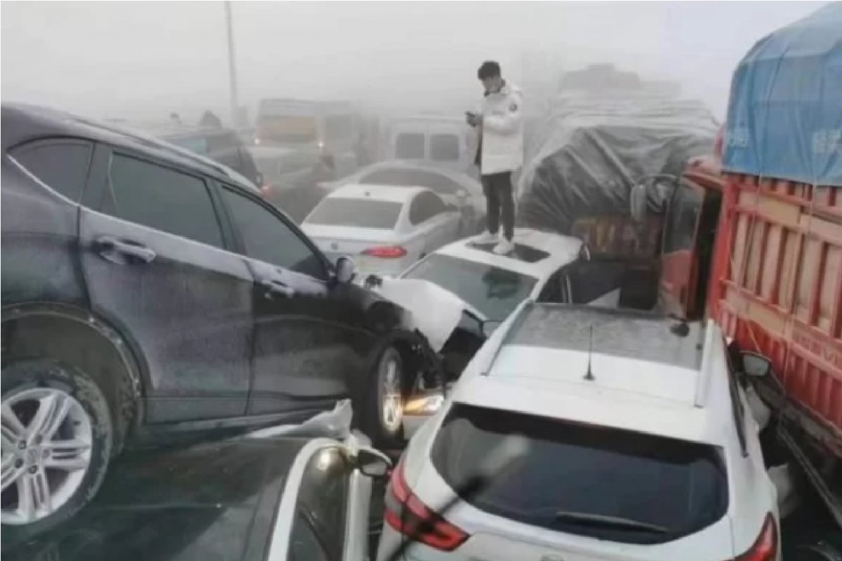 Engavetamento entre 200 veículos deixa um morto na China