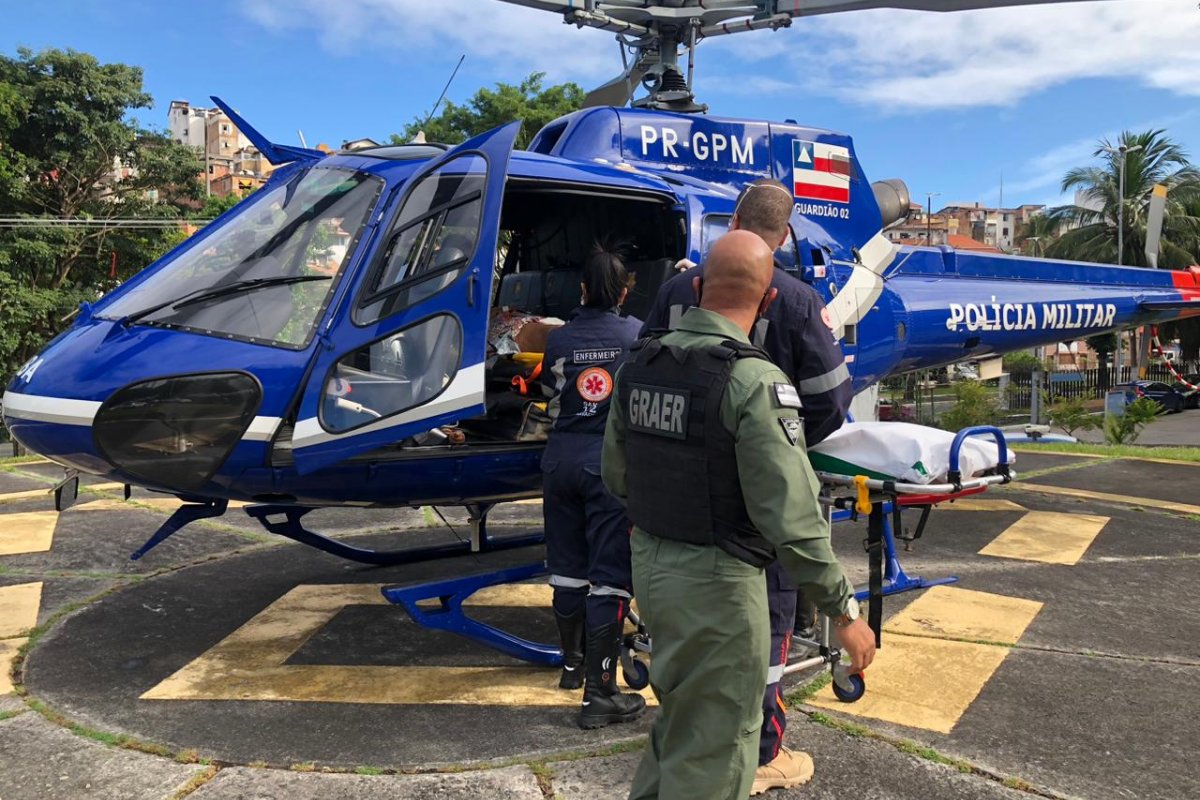 Idosa vítima de AVC é transportada pelo Graer da Ilha de Vera Cruz para Salvador