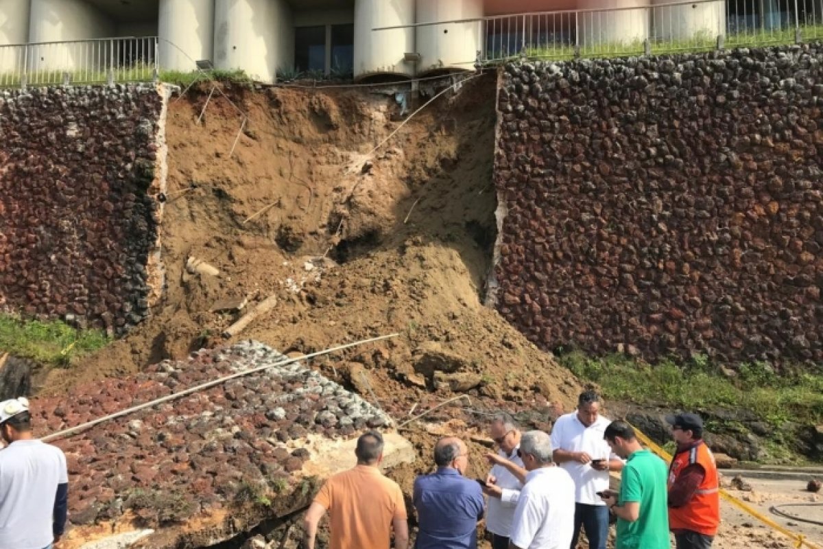 No Rio de Janeiro, muro desaba na Avenida Niemeyer