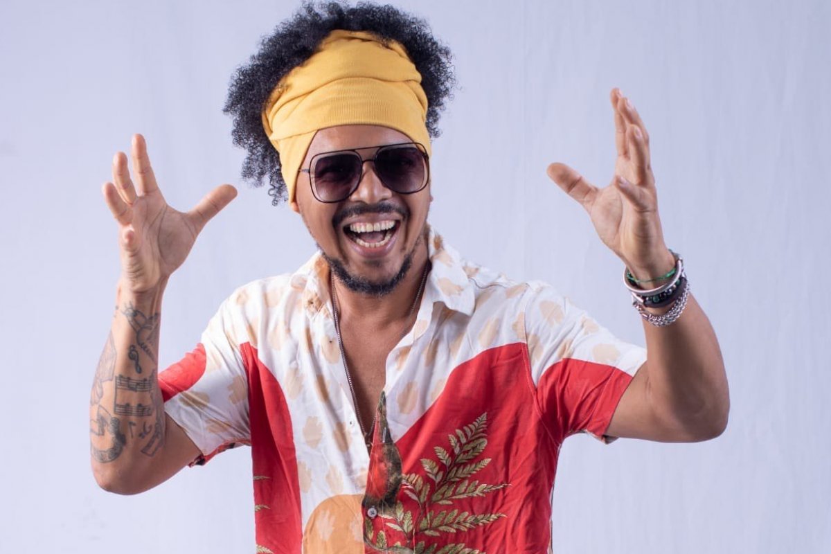 Cantor baiano Jay Torres faz show na varanda do Sesi, no Rio Vermelho!