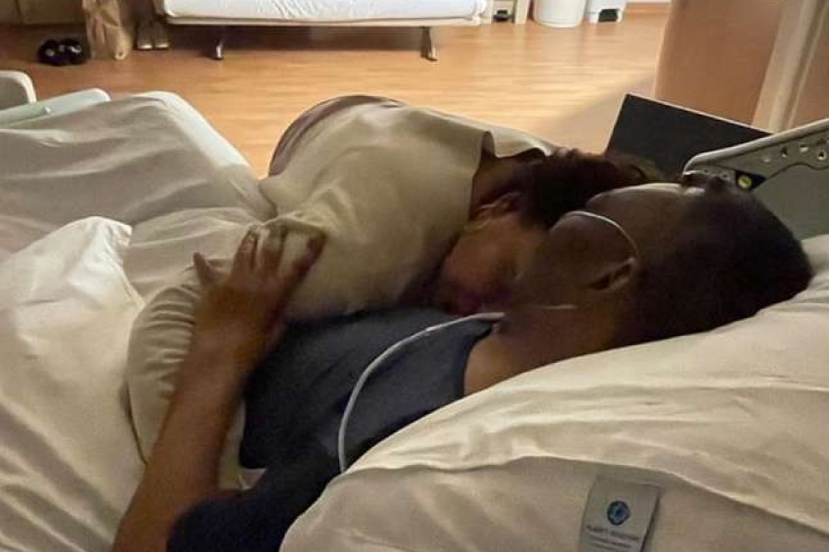 Rei do futebol Pelé completa um mês internado