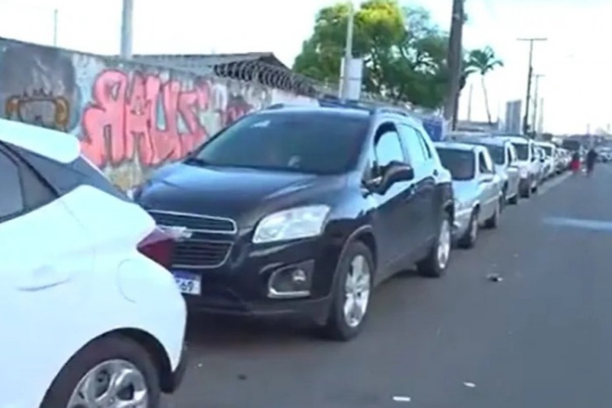 Motoristas aguardam fila de 3h no sistema ferry-boat em Salvador