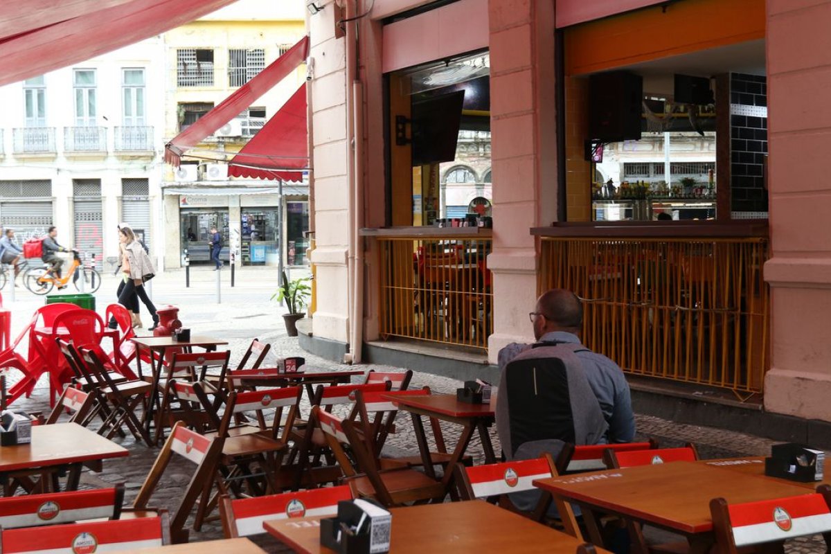 Confiança de serviços tem queda de 1,5 ponto na passagem de novembro para dezembro, diz FGV