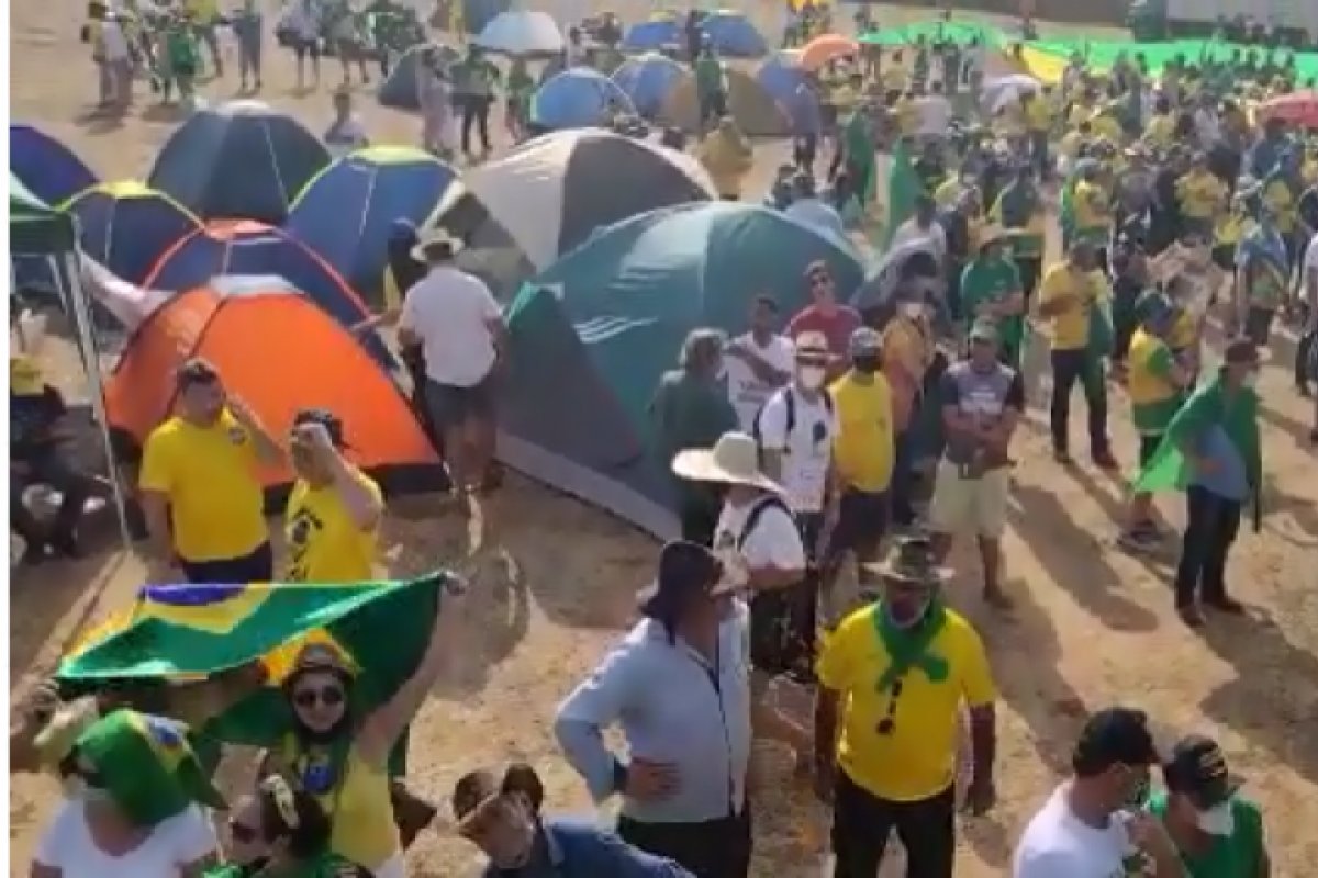 Polícia Militar recua de operação de desmonte de acampamento bolsonarista em Brasília