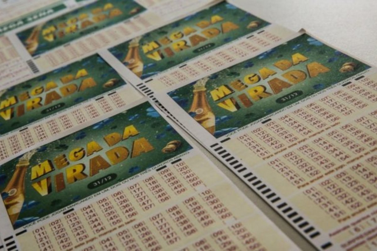 Mega da Virada 2022 também paga prêmios para quem acertar quina ou quadra