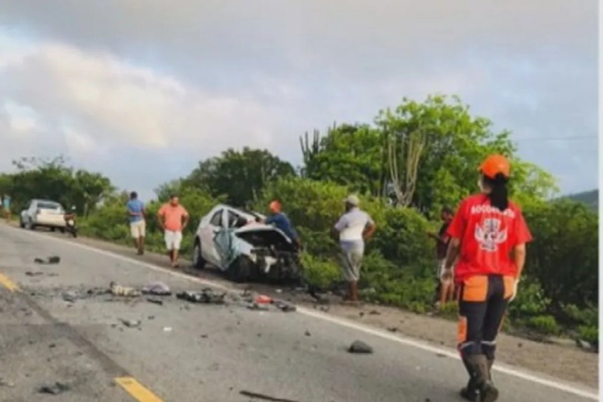 Batida entre carro e carreta deixa duas pessoas mortas na BR-324
