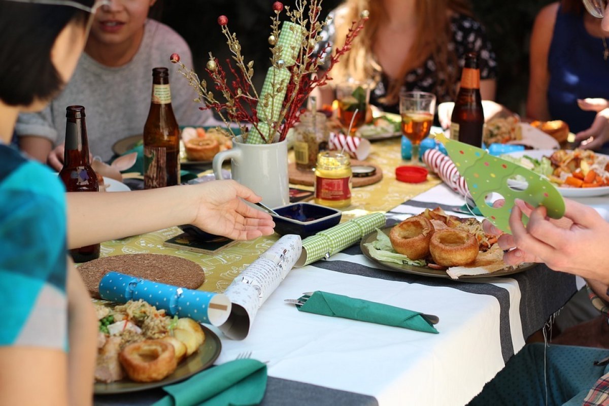 Mulheres que se alimentam em grupo consomem mais calorias, diz pesquisa