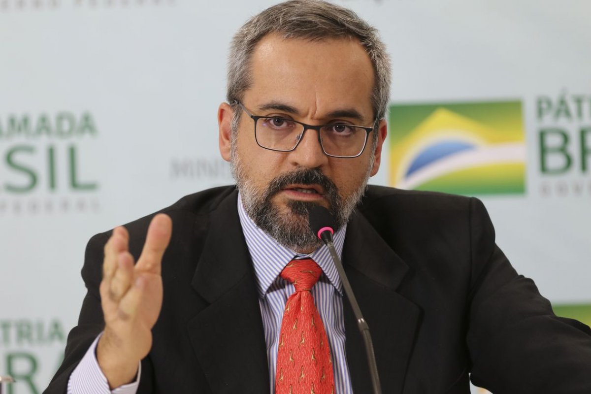 Comissão de ética vai apurar nomeação de advogada no MEC feita por Weintraub