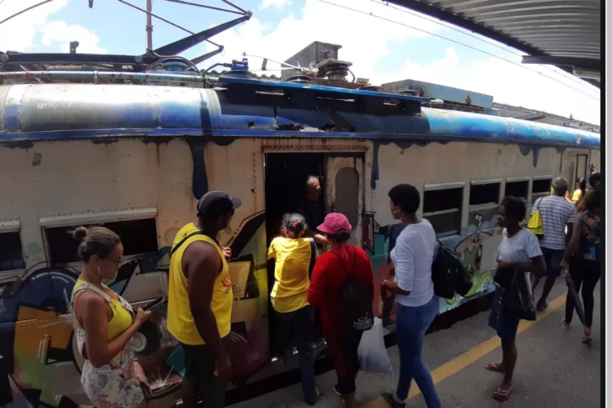 Único trem que opera em Salvador opera com três horas de atraso