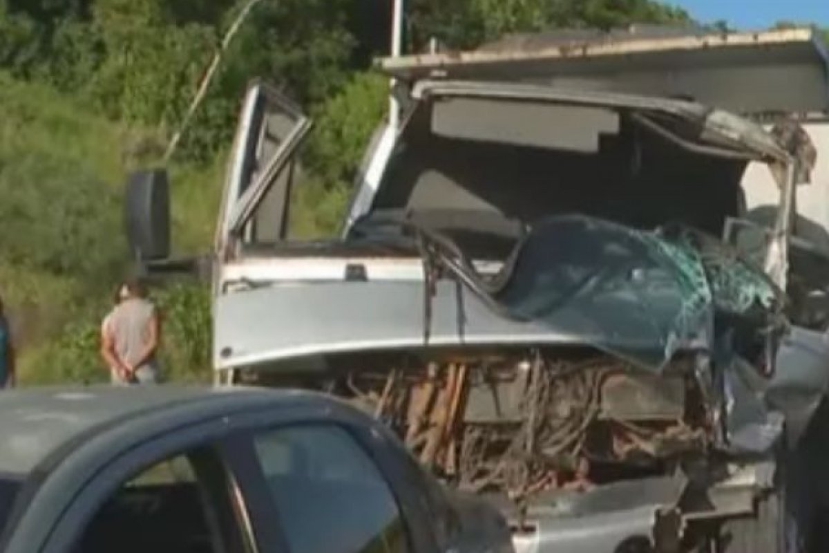 Motorista fica preso às ferragens após batida entre três veículos na Avenida Gal Costa, em Salvador