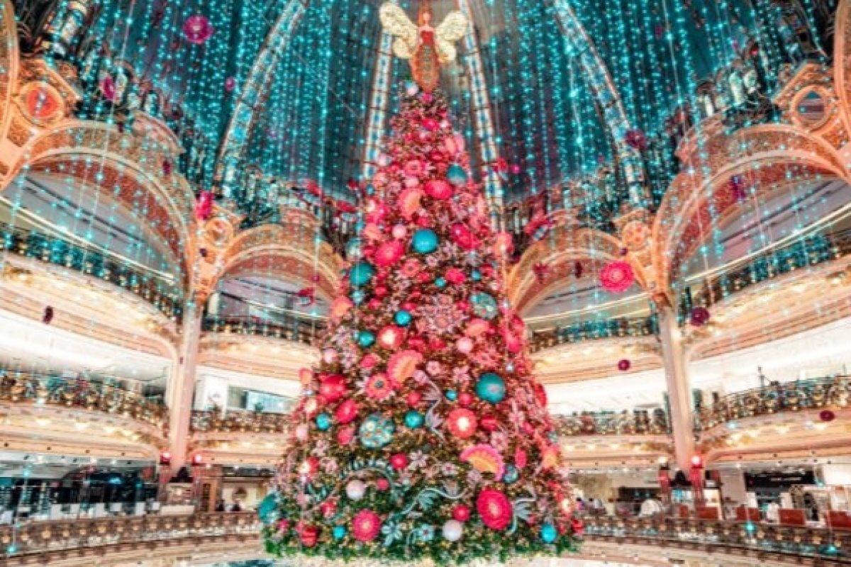 Galeries Lafayette em Paris inaugura sua tradicional árvore natalina