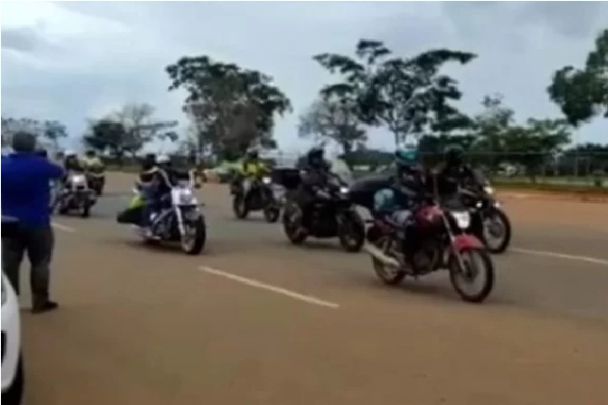 Após chorar com live, bolsonaristas realizam motociata no QG em Brasília