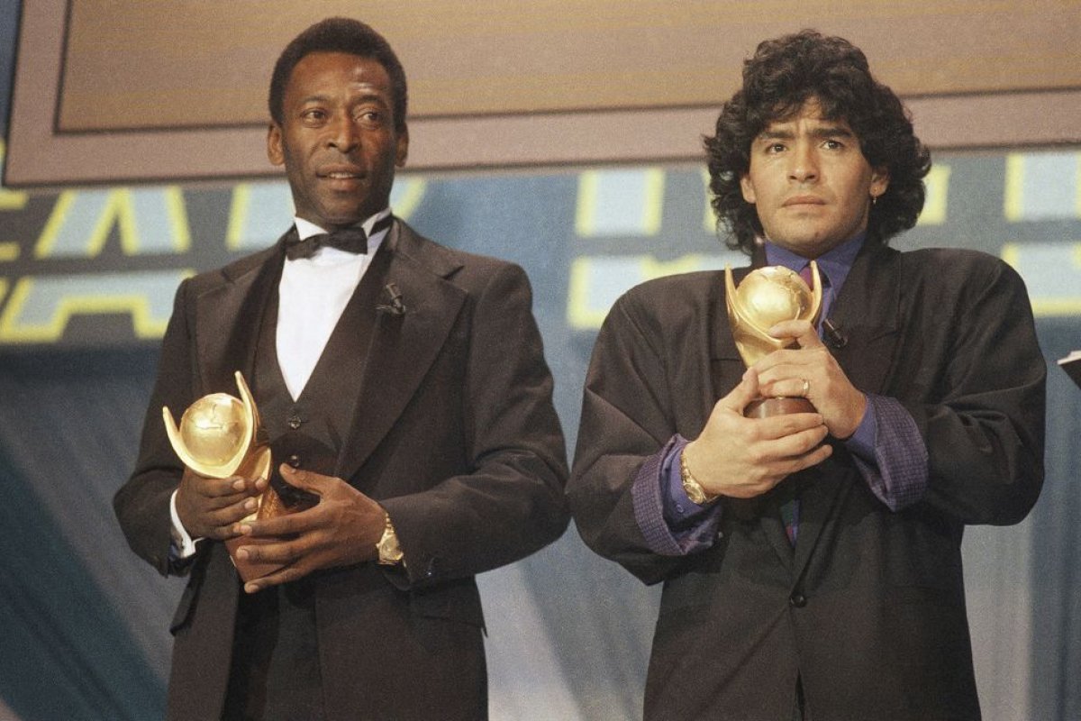 Perfil oficial de Maradona faz homenagem a Pelé nas redes sociais