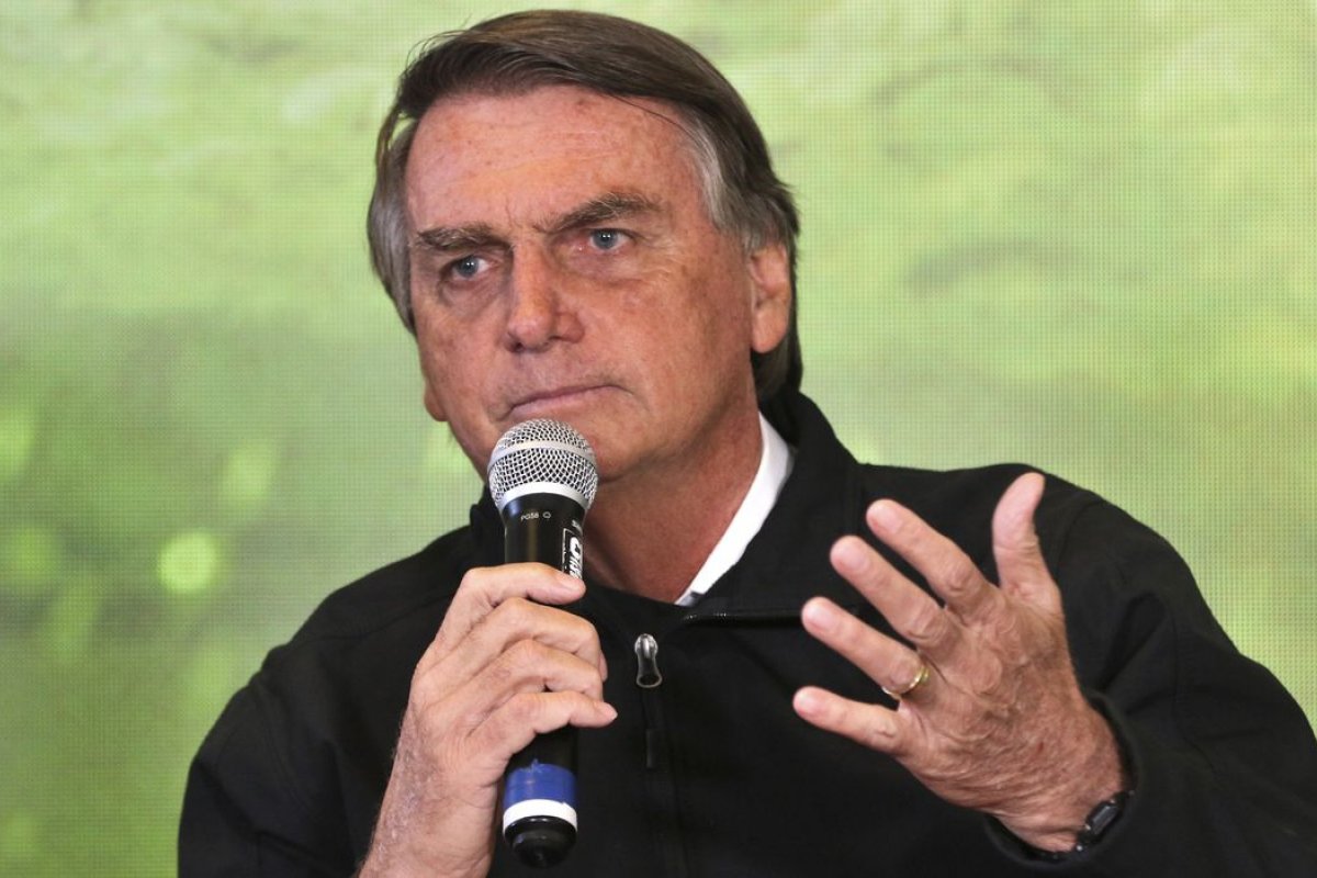 Bolsonaro assina medida que suspende multa por falta de exame toxicológico até 2025