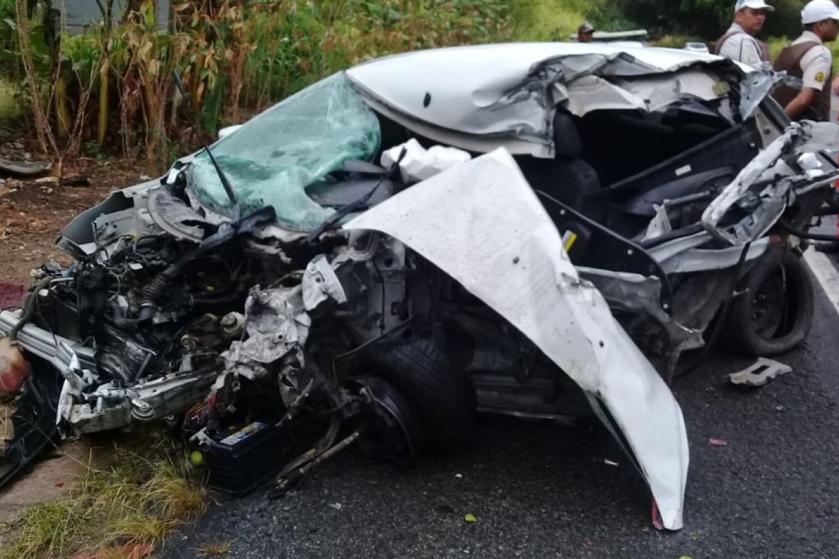 Mulher morre e criança fica ferida em acidente na BR-330