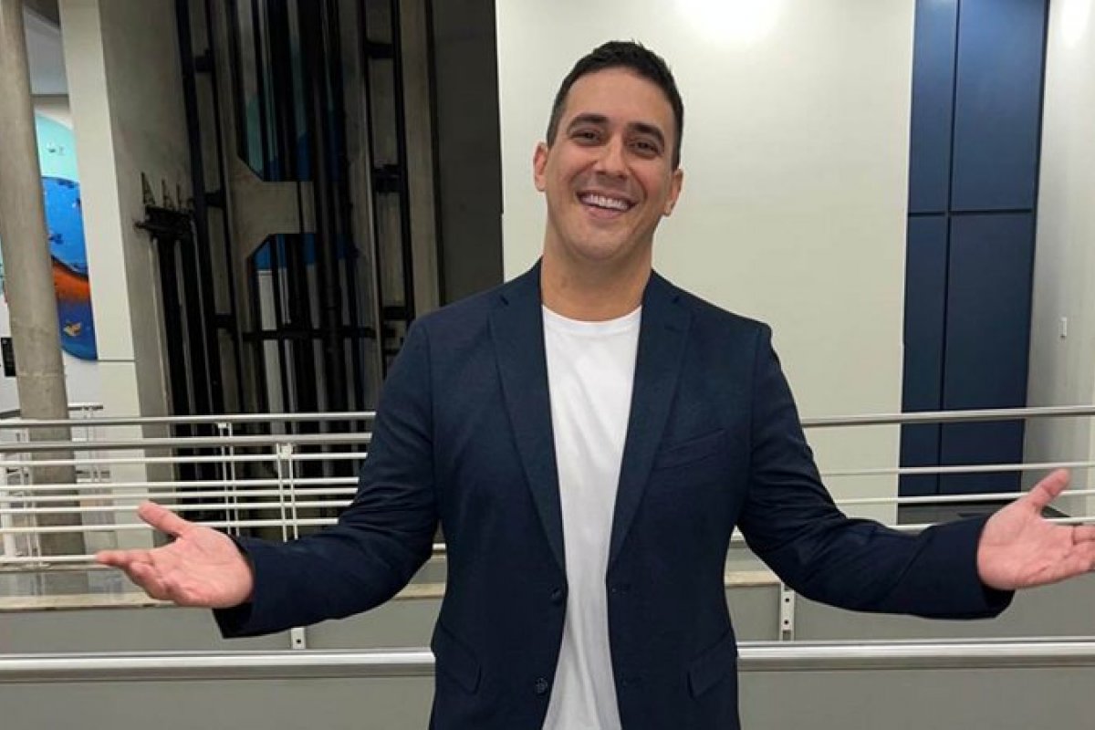 Depois da saída de Luigi Baricelli, André Marques foi escalado para ser o apresentador do sorteio da Mega Sena da Virada