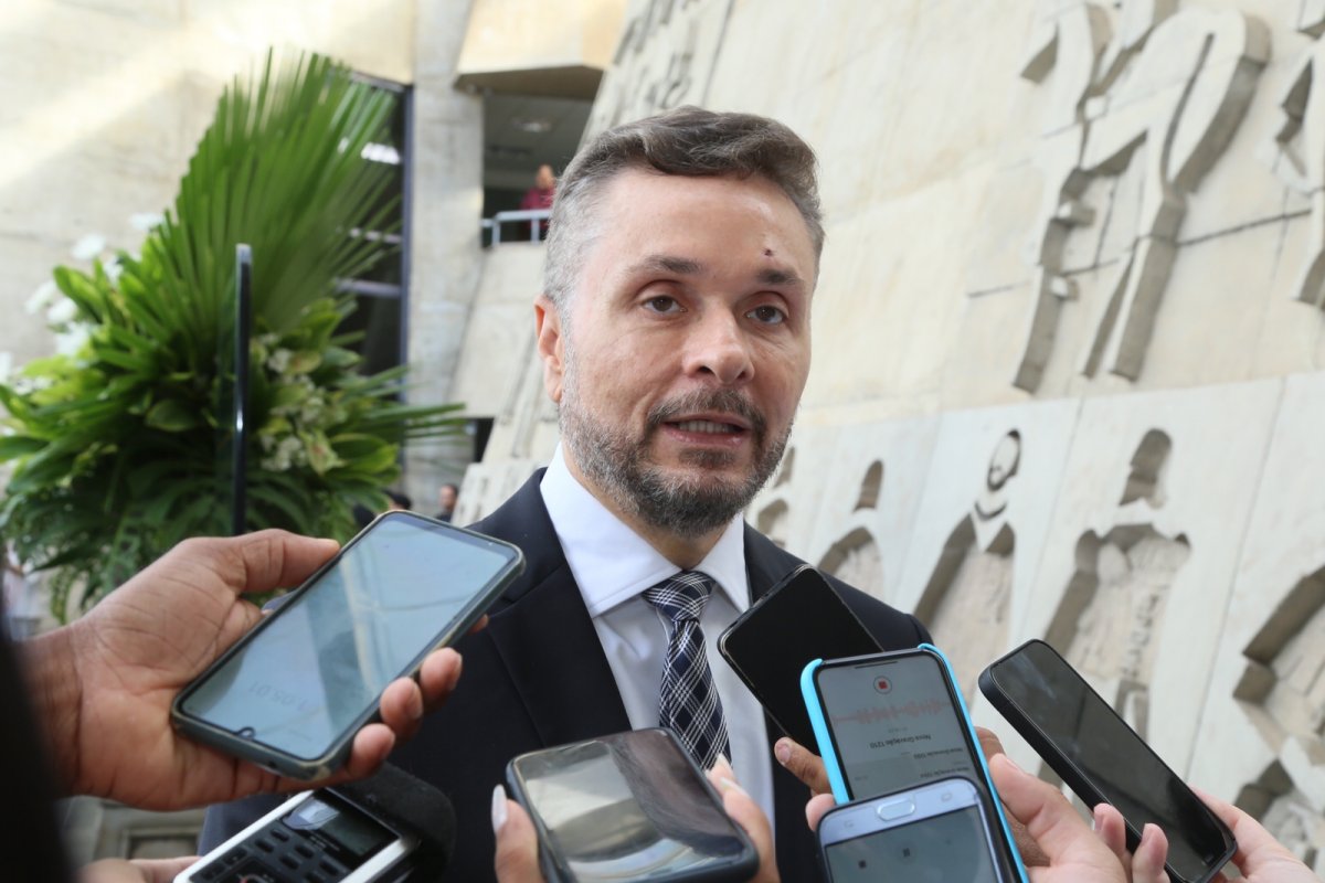 Secretário da Fazenda diz que Jerônimo "encontrará as contas em dia"