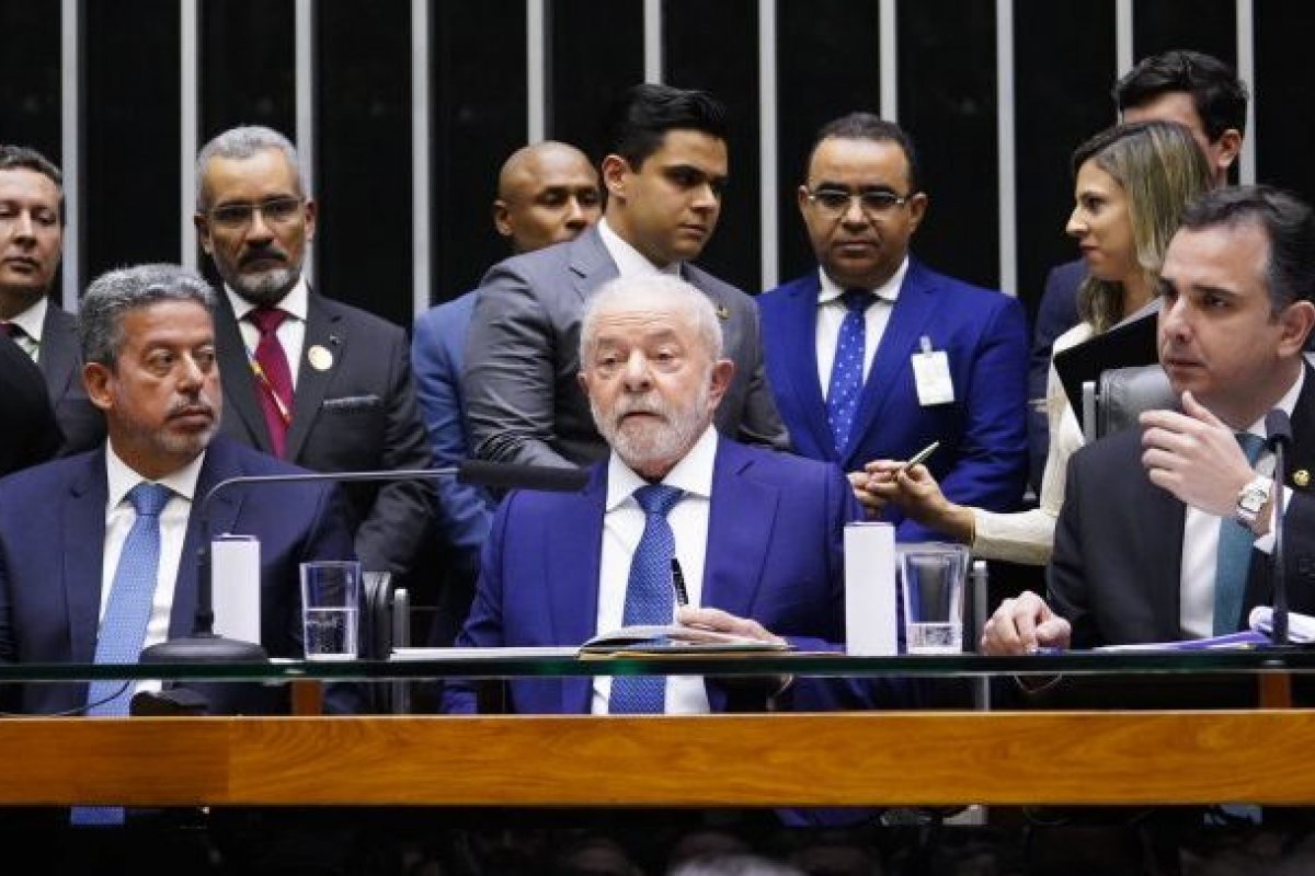 Empossado, Lula promete em discurso reconstruir em bases sólidas a democracia do Brasil