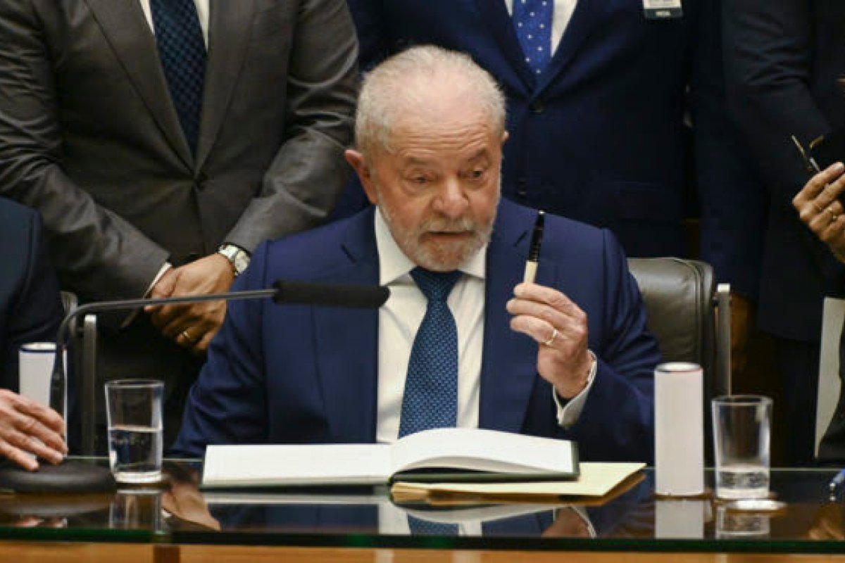 Lula assina primeiros atos do governo; confira quais