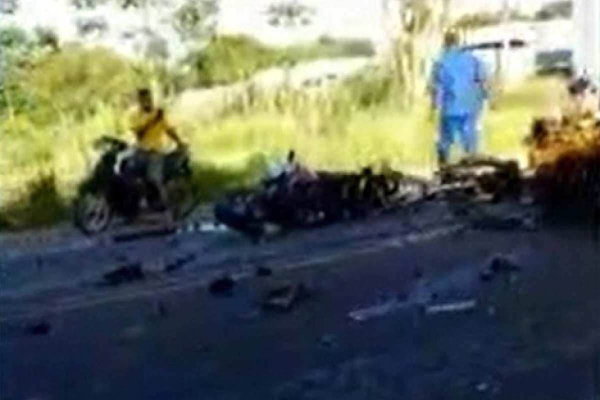 Duas pessoas morrem e uma fica ferida em batida entre carro e moto na BA-001