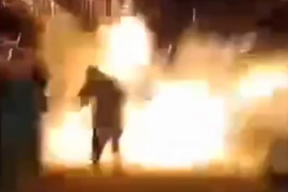 Mulher morre após rojão ficar preso em sua roupa durante queima de fogos e explodir