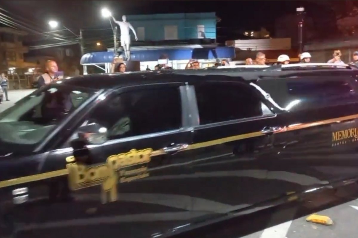 Corpo de Pelé chega na Vila Belmiro para velório