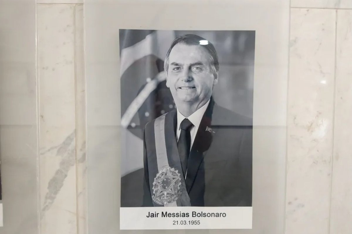 Planalto coloca foto versão preto e branco de Bolsonaro em galeria