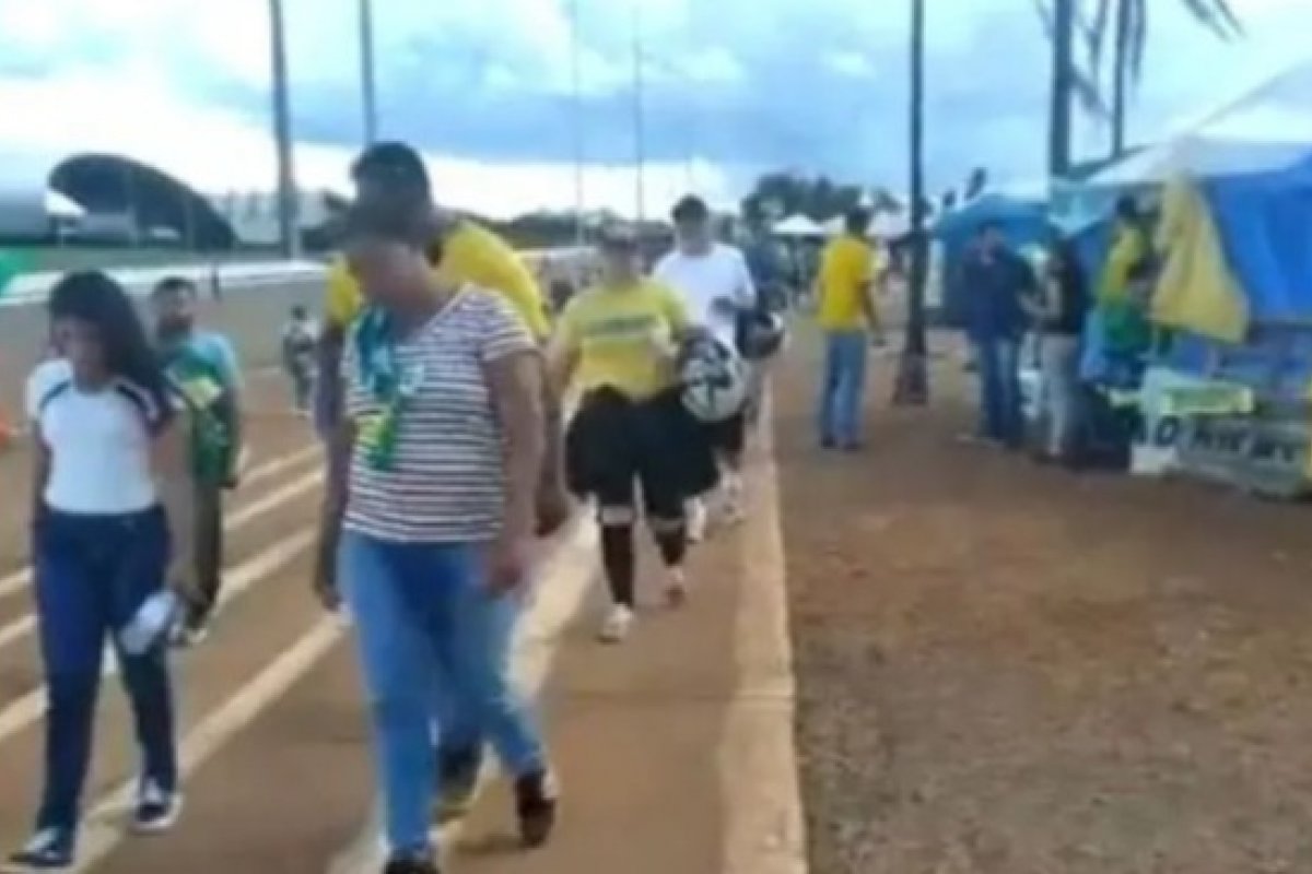 Manifestantes permanecem na frente de quartéis do Exército contra Lula mesmo após a posse