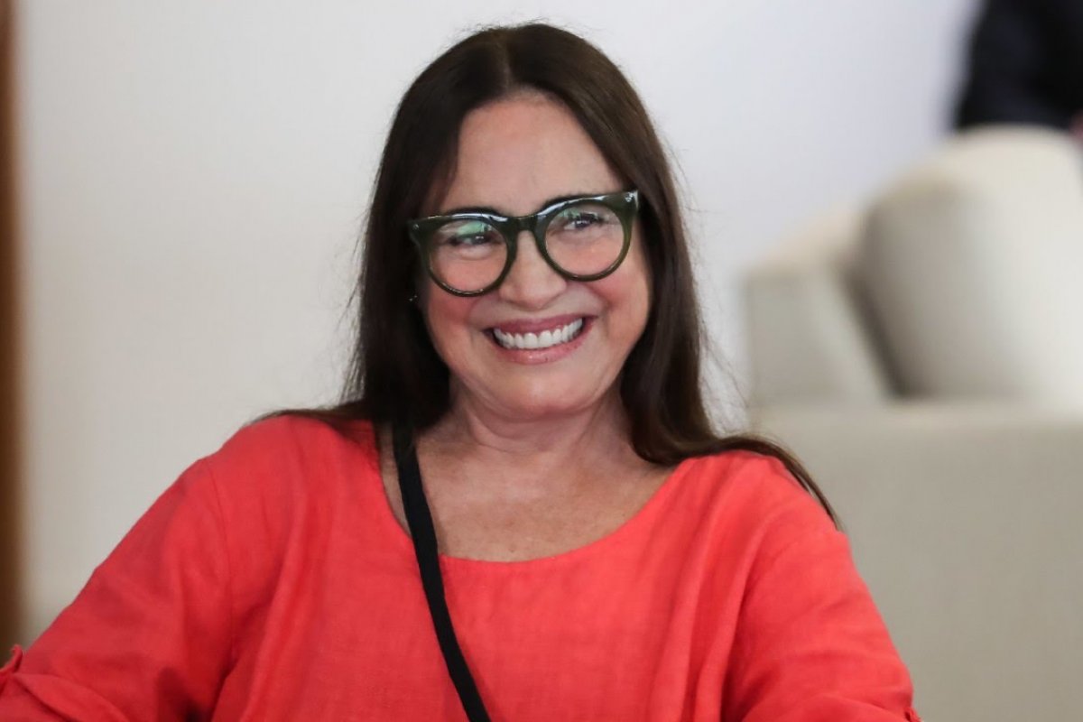 Regina Duarte compartilha fake news sobre suposta 'faixa falsa' entre a Lula por Moraes