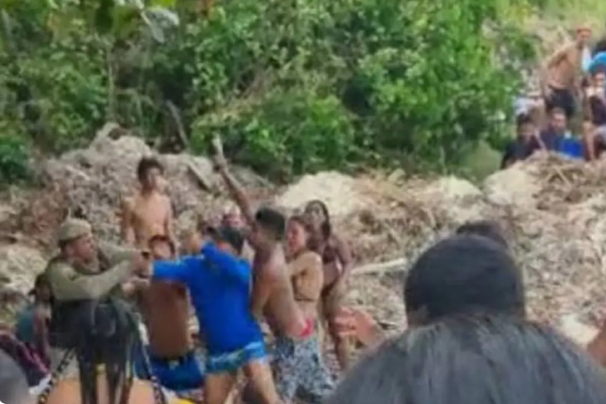 Vídeo: Policial militar é agredido com garrafada na cabeça em praia no sul da Bahia
