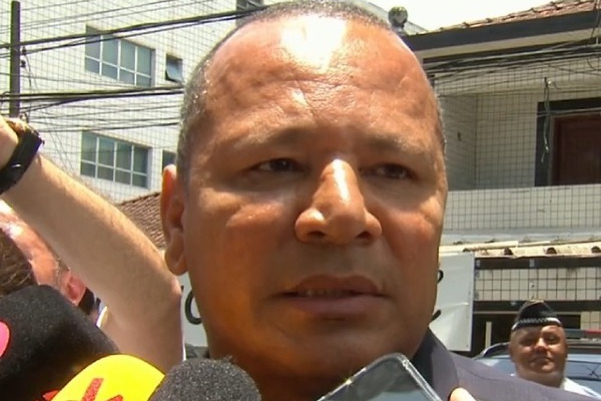 Pai de Neymar representa filho no velório de Pelé na Vila Belmiro (SP)