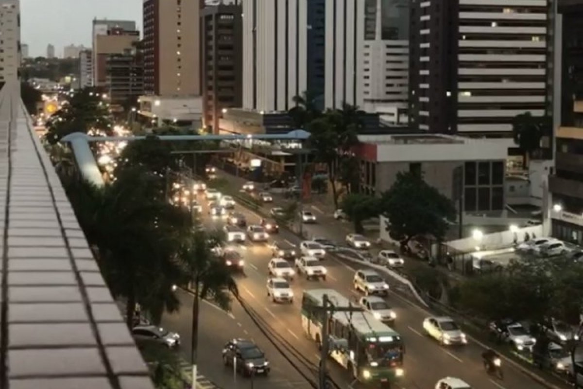 Boletim de trânsito: Saiba quais são as vias que registram fluxos intensos na tarde desta sexta-feira