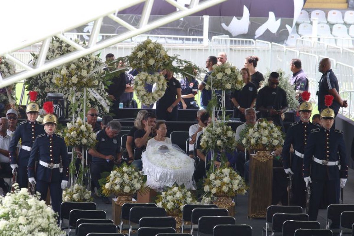 Pelé será enterrado nesta terça-feira em Santos; velório segue até as 10h