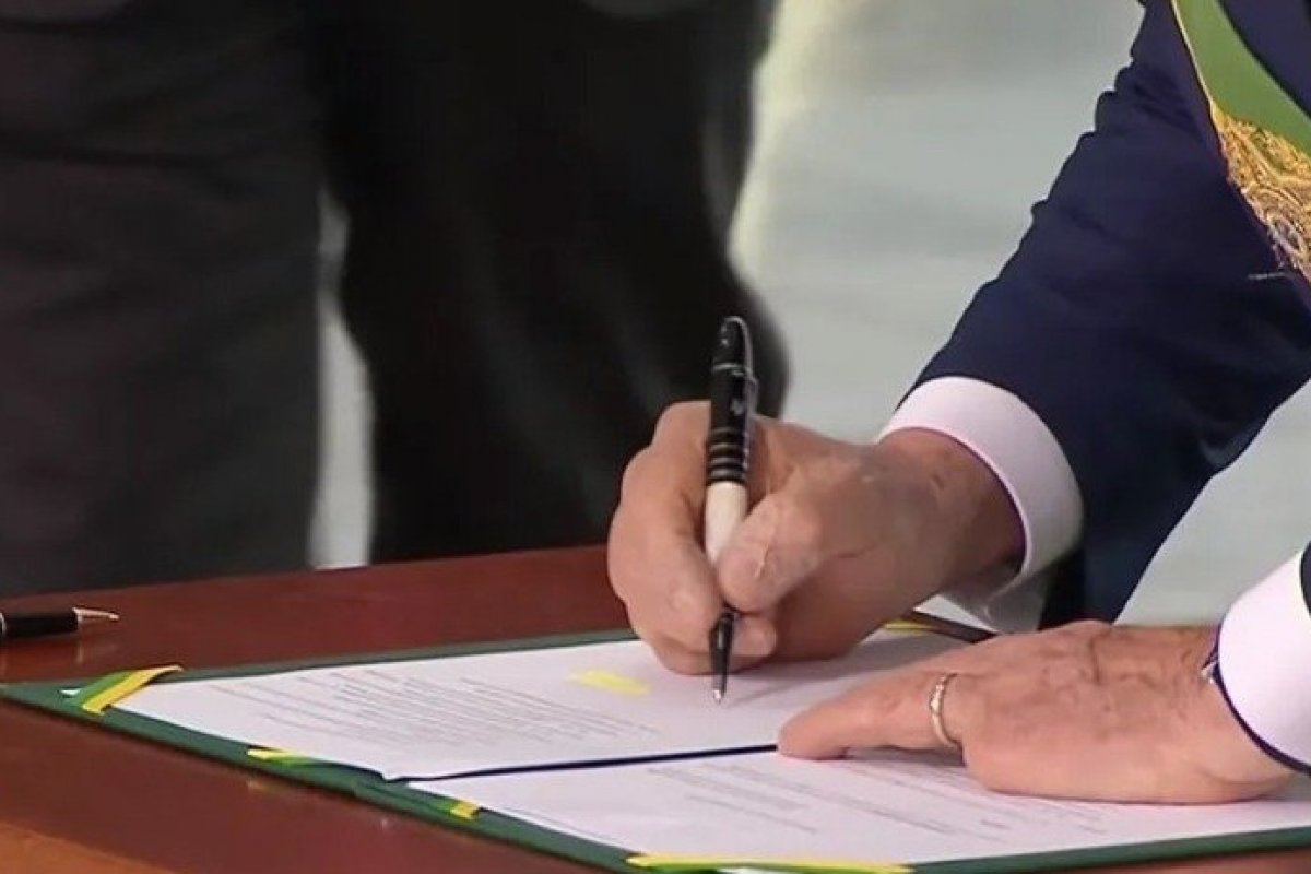 Para reverter ações de Bolsonaro, Lula assina mais de 50 MPs ou decretos nos primeiros dia de gestão