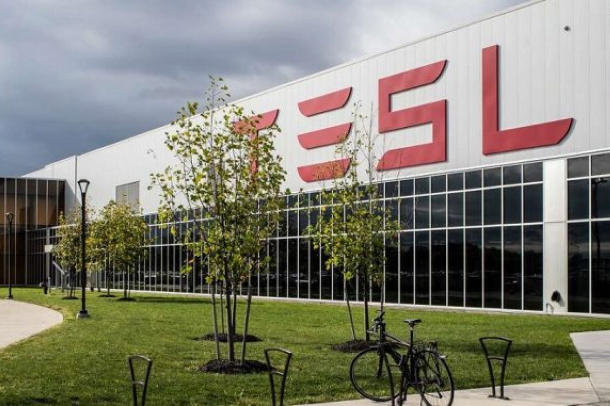 Tesla é acusada de não autorizar que funcionários reclamem de salário e condições de trabalho