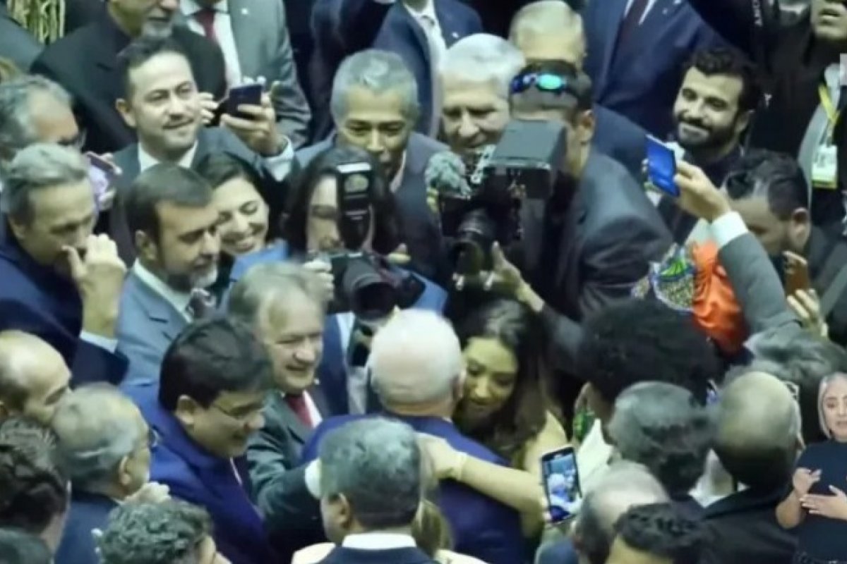 Flávia Arruda pede desfiliação do PL após abraço em Lula durante cerimônia de posse