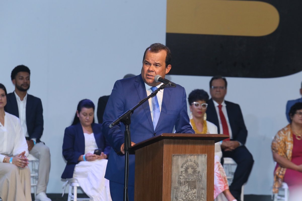 Em discurso, Geraldo Júnior agradece Jerônimo por ter tirado ele de 'bolha política' e diz que se arrepende de não ter saído antes