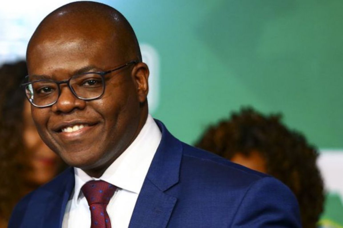 “Recebo arrasado", diz Silvio Almeida após tomar posse no Ministério dos Direitos Humanos