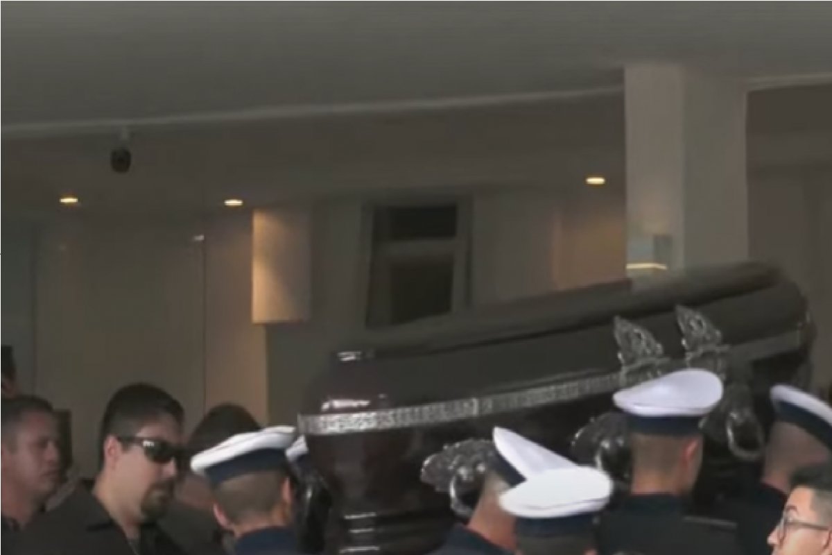 Caixão de Pelé chega ao cemitério sob aplausos e emoção