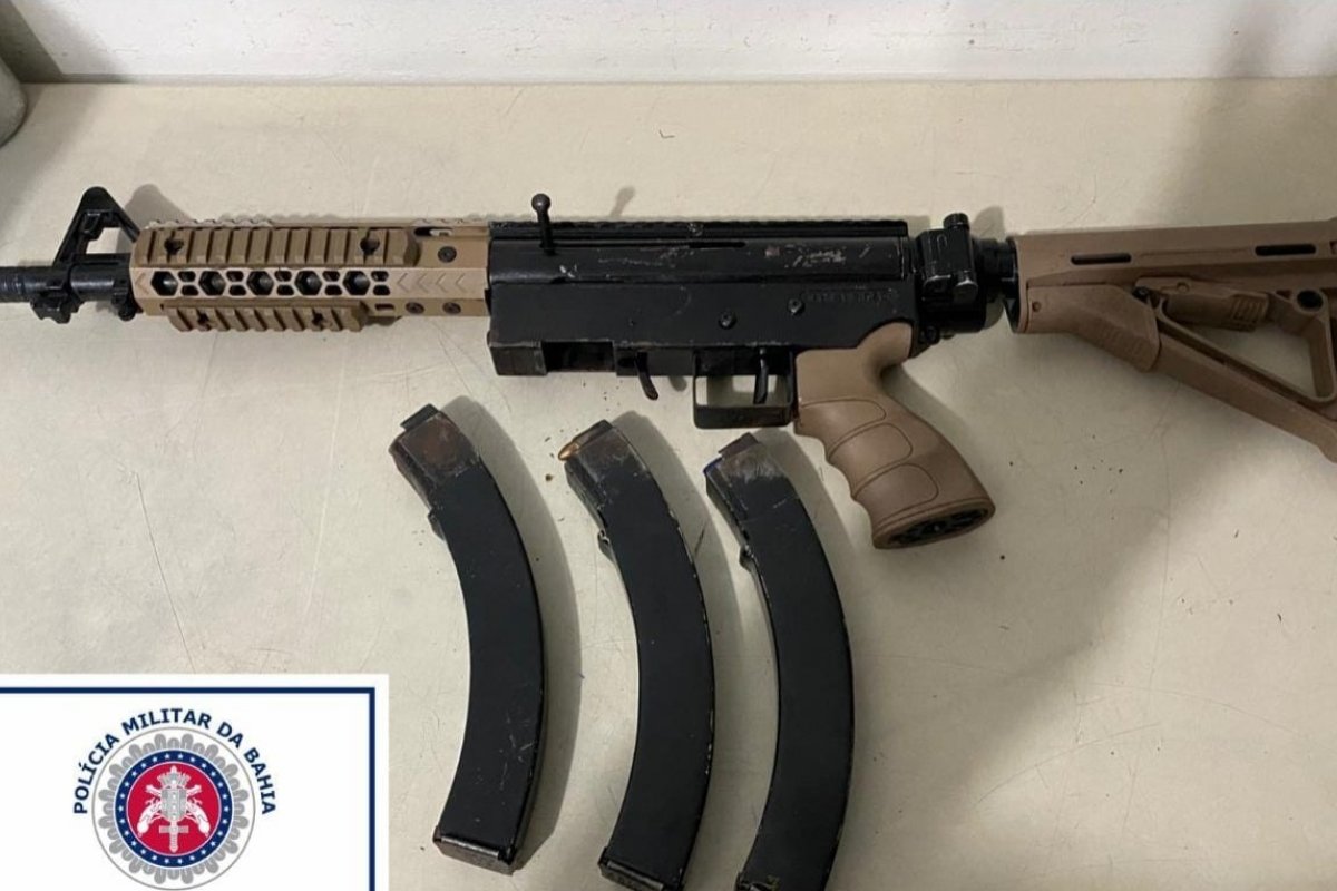 Policia Militar apreende submetralhadora em Lauro de Freitas