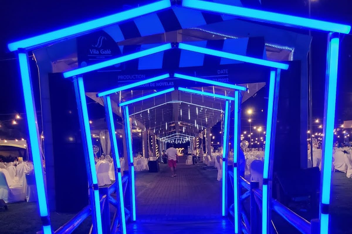 Marca 'Mobiliários em Led Salvador' chega ao mercado assinando cenografia durante Réveillon de Resort em Guarajuba!