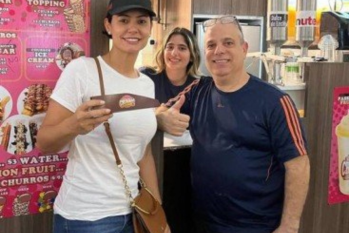 Nos Estados Unidos, ex-primeira-dama Michelle Bolsonaro reaparece em loja de churros!