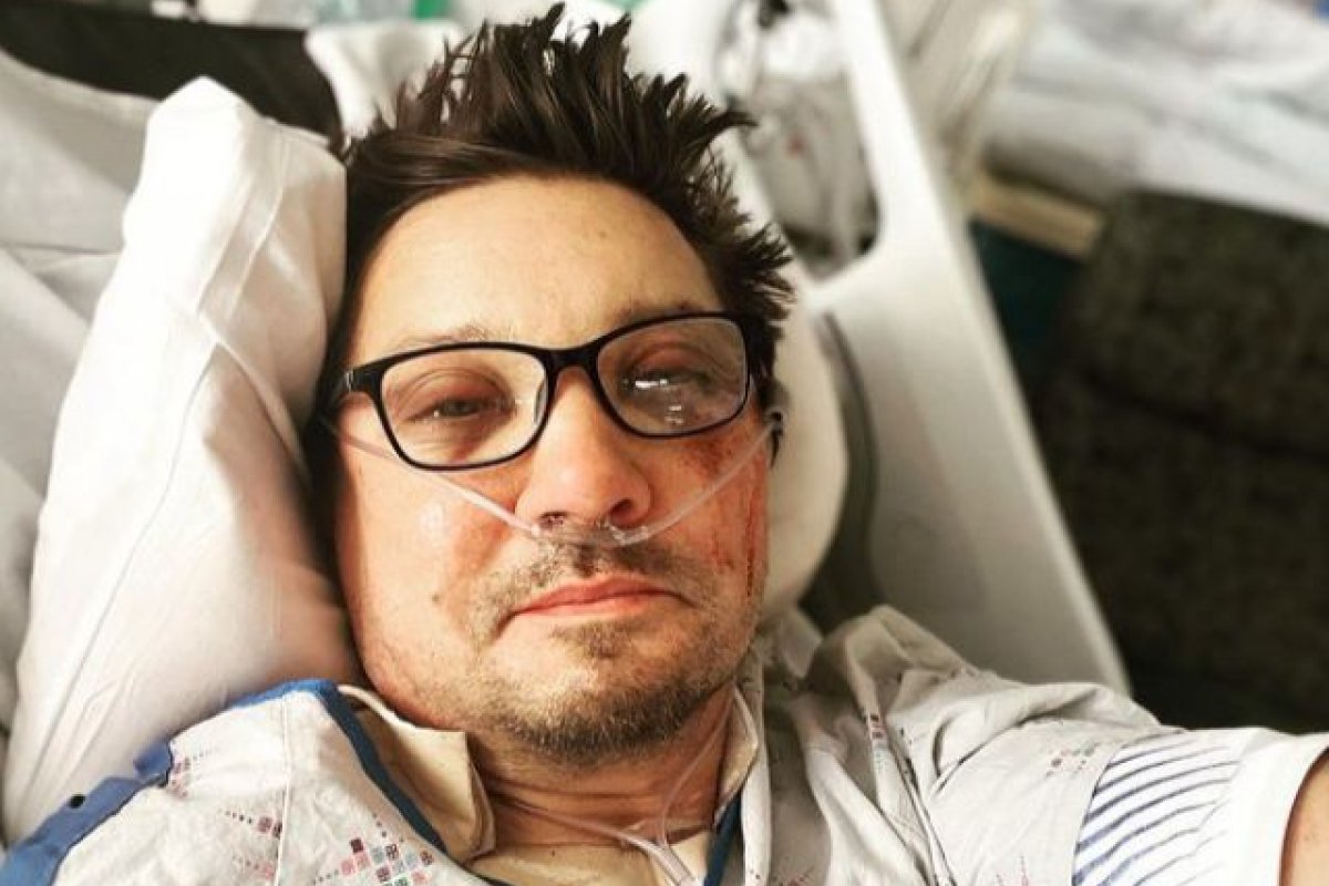 Jeremy Renner faz primeira aparição após sofrer grave acidente: 'obrigado pelas palavras de carinho'